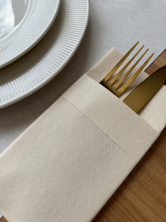 Evőeszköztartó zsebszalvéta Linclass mandzsettával – Krém (pezsgő) / 40 × 40 cm / 50 db [3]