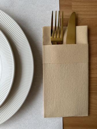 EVŐESZKÖZTARTÓ SZALVÉTÁK - Evőeszköztartó zsebszalvéta Linclass mandzsettával – Sand (sötét krém) / 40 × 40 cm / 50 db