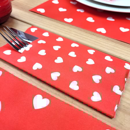 ÜNNEPI SZALVÉTÁK – VALENTIN-NAP - Zsebes evőeszköz-tartó szalvéta, Linclass Love (szívecskés) / 40 × 40 cm / 12 db