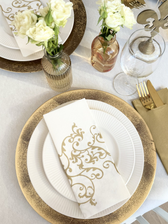 ÜNNEPI SZALVÉTÁK – MÁRCIUS 1 & 8 - Airlaid ünnepi asztali szalvéta – Arany minta / 48 × 43 cm / 60 db
