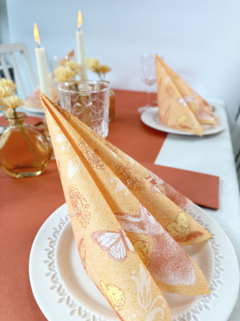 Húsvéti dekor szett – Ünnepi szalvéták, asztali futó, evőeszköztartó szalvéta, kúpos gyertyák [1]