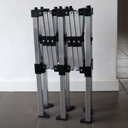 Masa - pult de prezentare pliabil - tip acordeon - inaltime reglabila 85-110 cm - aluminiu, cu blat metalic - dimensiune blat  285x70 cm - max 100Kg [1]