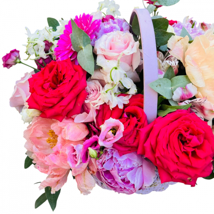 Aranjament floral în coș cu bujori roz, bujori corai, trandafiri roz, trandafiri cyclam, lisianthus roz, alstromeria roz și mini gerbera roz. [2]
