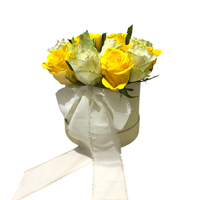 Aranjament floral în cutie trandafiri albi și galbeni [2]