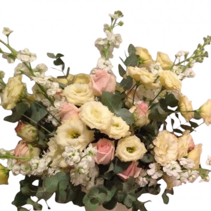 Aranjament floral trandafiri roz, matthiola albă, lisianthus [2]