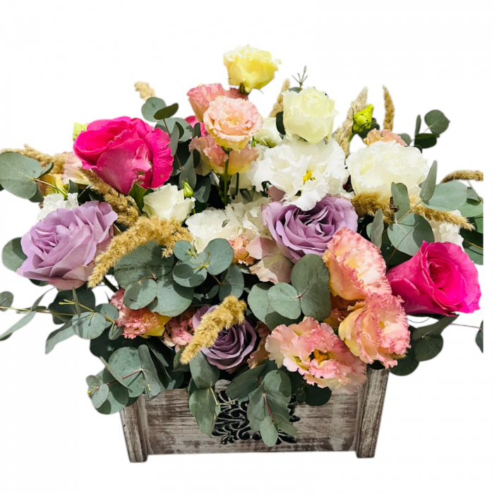 Aranjament floral trandafiri și lisianthus. [3]