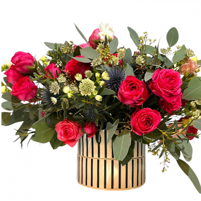 Aranjament floral cu trandafiri, lisianthus, eryngium si astrantia. [2]