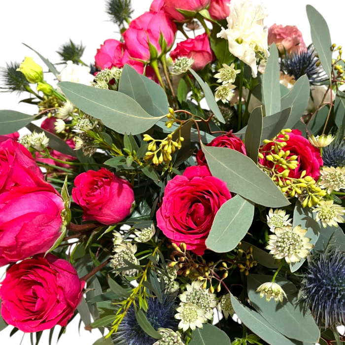 Aranjament floral cu trandafiri, lisianthus, eryngium si astrantia. [3]
