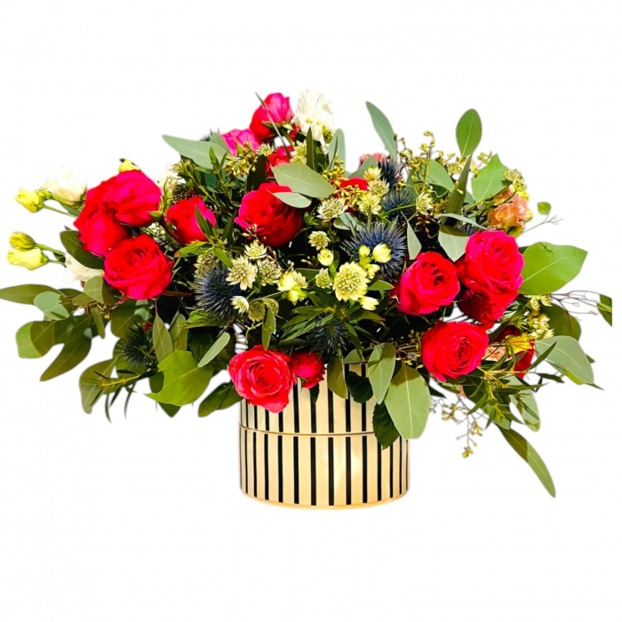 Aranjament floral cu trandafiri, lisianthus, eryngium si astrantia. [1]