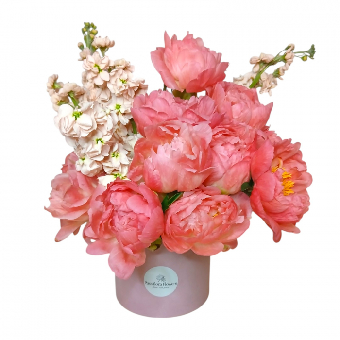 Aranjament floral compus din bujori corai si matthiola roz, cu flori parfumate si bogate, in nuante calde, ideale pentru cadouri sau decor elegant. [1]