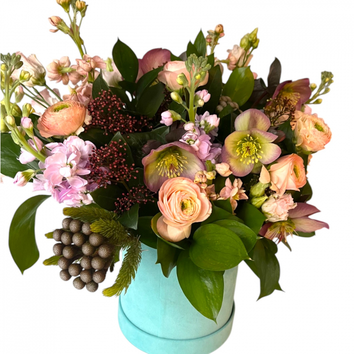 Aranjament in cutie cu ranunculus, helleborus, skimmia, brunia si matthiola. [2]