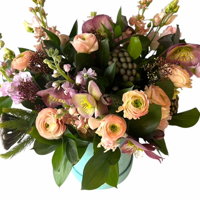 Aranjament in cutie cu ranunculus, helleborus, skimmia, brunia si matthiola. [3]