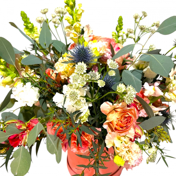 Aranjament floral în cutie cu trandafiri, lisianthus, astrantia și eryngium [4]