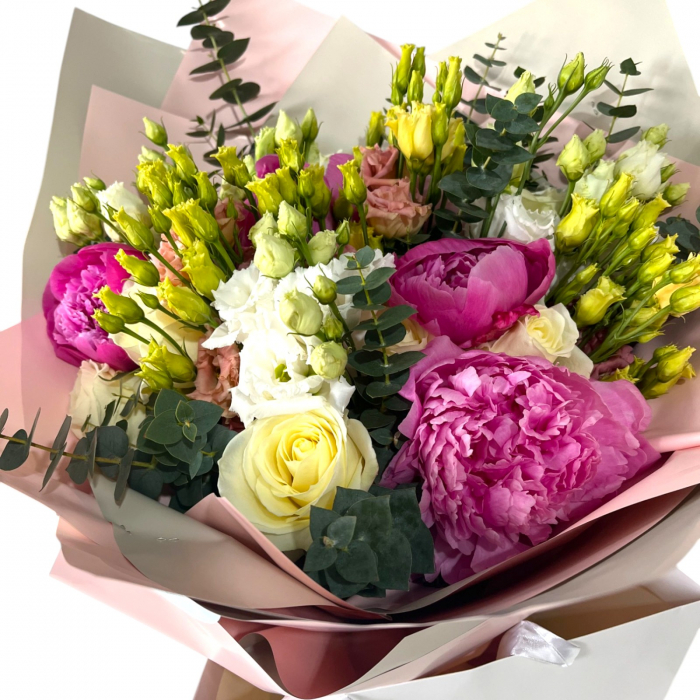 Buchet bujori roz, trandafiri albi, lisianthus albi si roz [2]