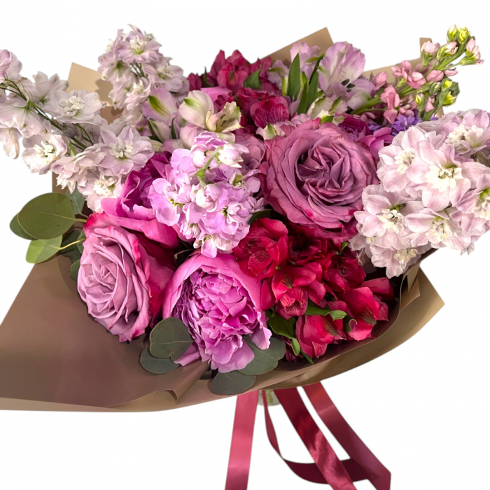 Buchet bujori roz, trandafiri mov, delphinium lila, altromeria roz si bordeaux și matthiola mov [2]