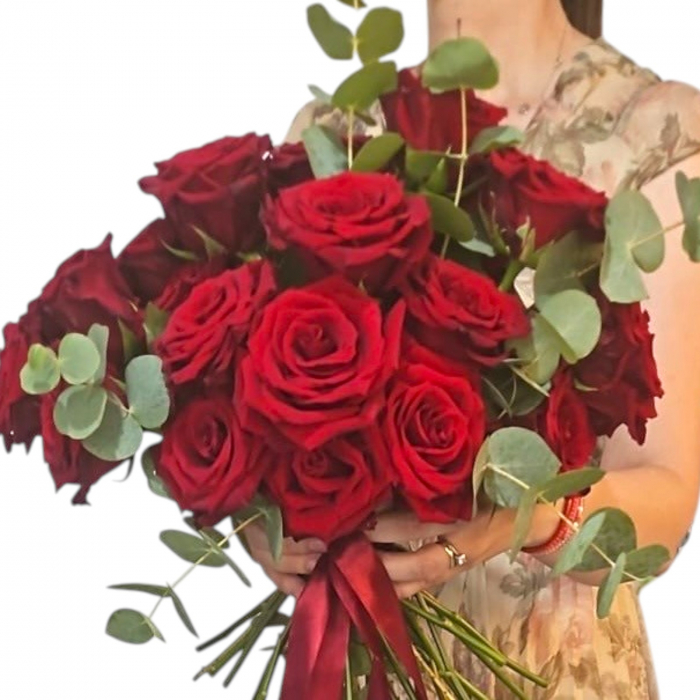 Buchet clasic și rafinat compus exclusiv din trandafiri roșii, simbol al iubirii și eleganței, perfect pentru ocazii speciale sau declarații romantice. [3]
