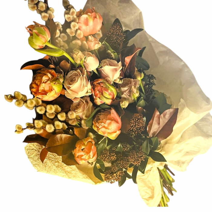 Buchet trandafiri roz, lalele roz, salix, skimmia [1]