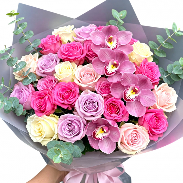 Buchet trandafiri roz, lila, albi și cymbidium [1]