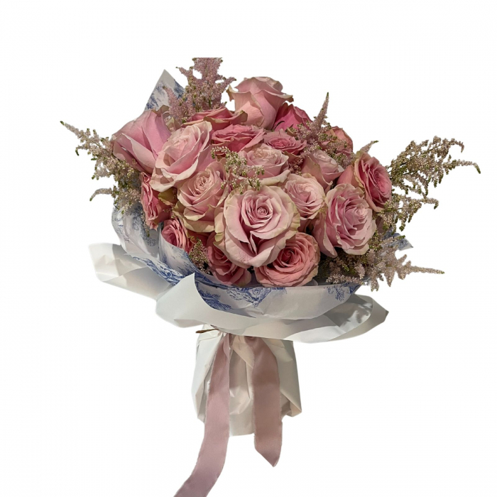 Buchet elegant din trandafiri roz si astilbe in nuante pastelate, cu texturi fine si delicate, perfect pentru cadouri rafinate sau aniversari. [1]