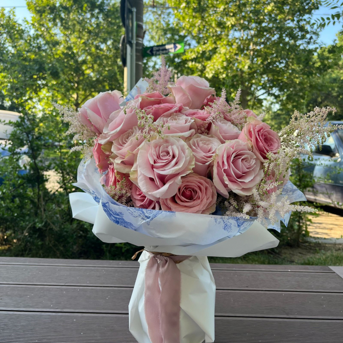 Buchet elegant din trandafiri roz si astilbe in nuante pastelate, cu texturi fine si delicate, perfect pentru cadouri rafinate sau aniversari. [3]