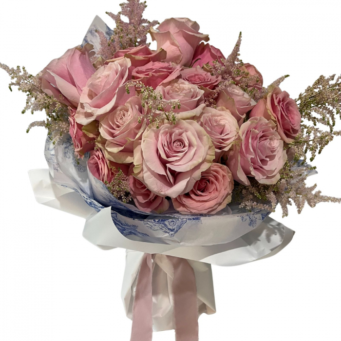 Buchet elegant din trandafiri roz si astilbe in nuante pastelate, cu texturi fine si delicate, perfect pentru cadouri rafinate sau aniversari. [2]