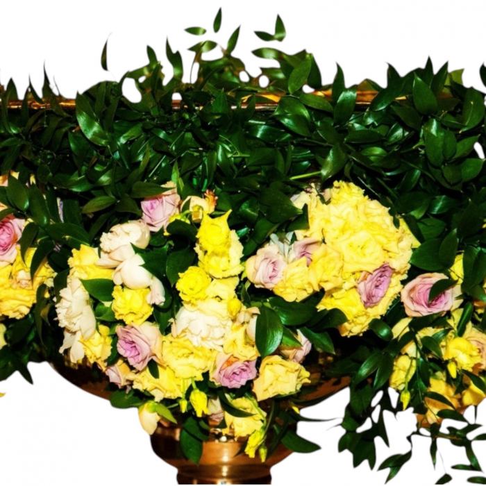 Decor pentru cristelnita cu trandafiri lila, bujori albi si lisianthus [2]