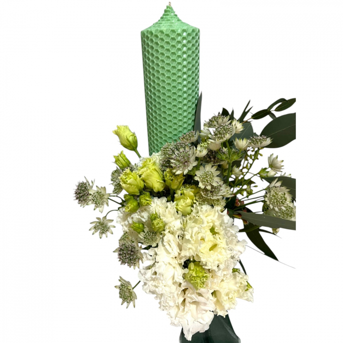 Lumânare de botez verde tip fagure, decorată cu lisianthus alb, astranție albă și eucalipt. [2]