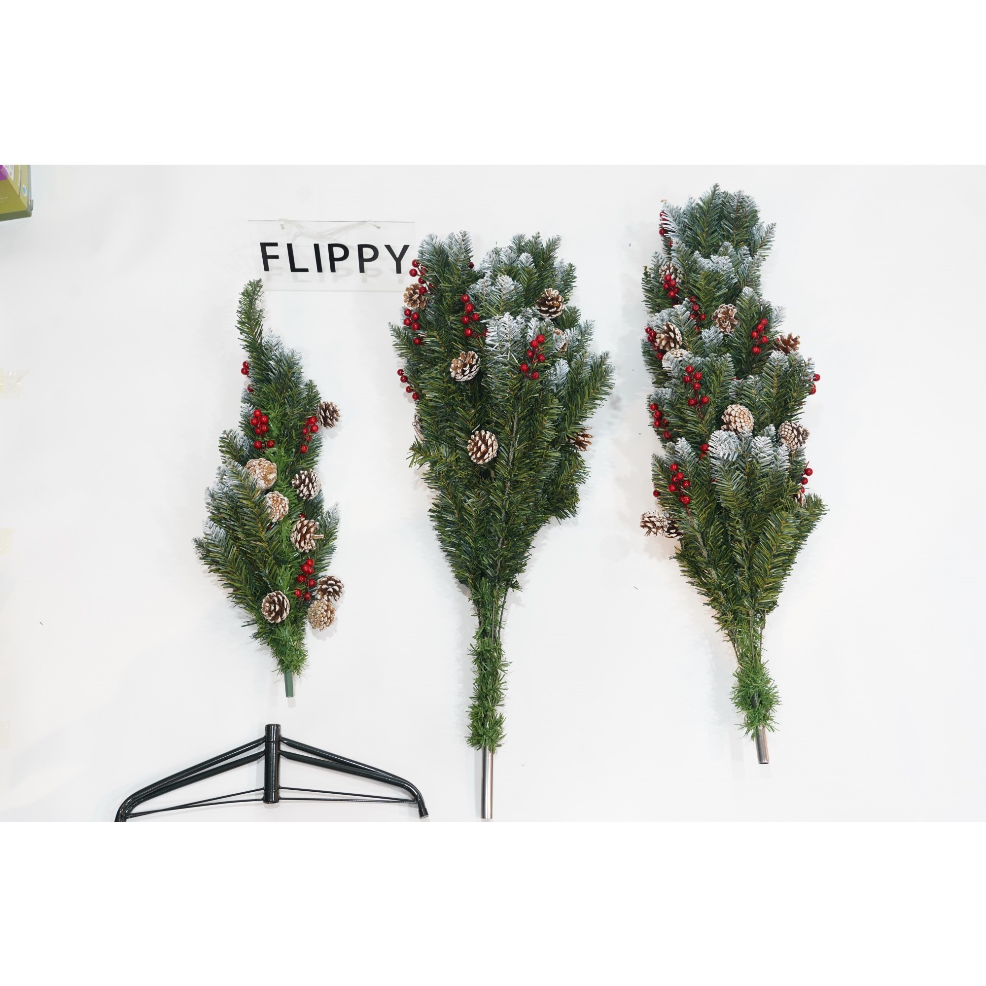 Brad Artificial de Craciun, Flippy, Sectionat pentru Perete/ Colt, 2.10 m inaltime, Verde, Decorat, Diametru Inferior 106 cm, Interior/ Exterior [3]