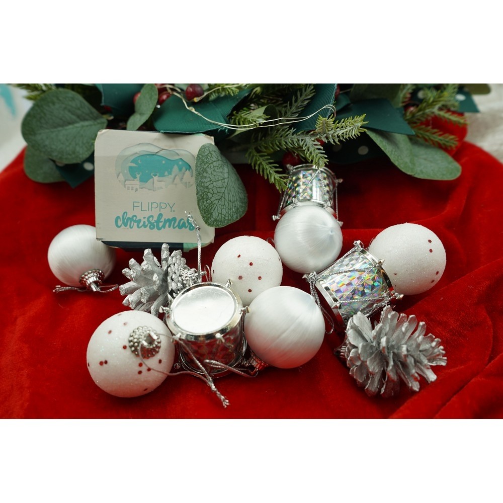 Set de 12 ornamente de brad, Flippy, de tip Glob, Alb/ Argintiu, din polistiren, cu finisaj sclipitor , cutie 4 cm adancime x 20 cm inaltime x 12 cm lungime) [8]