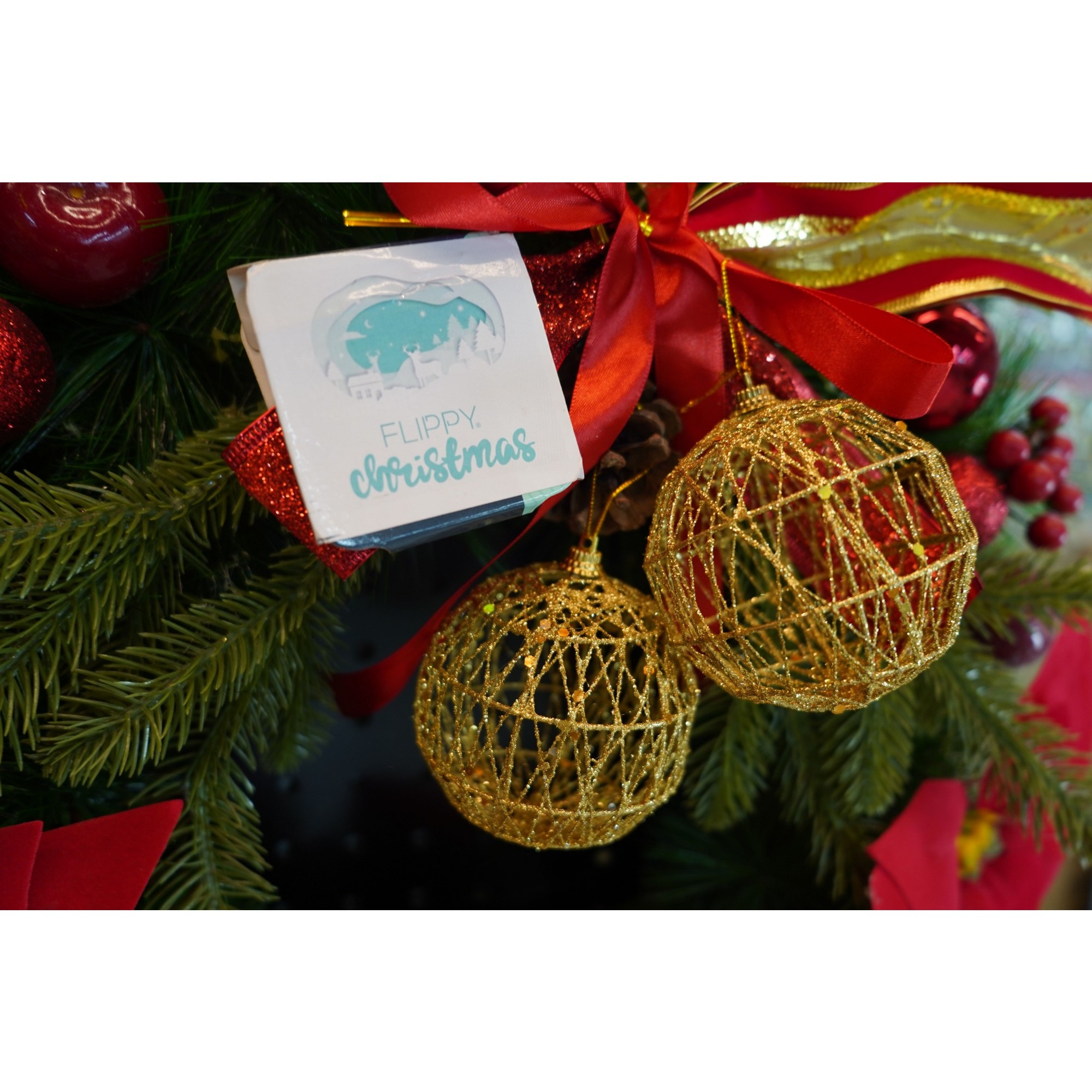 Set de 4 ornamente de brad, Flippy, de tip Glob, Auriu, cu ø de 8 cm, din metal, cu finisaj sclipitor , cutie 8 cm adancime x 32 cm lungime x 8 cm inaltime [4]