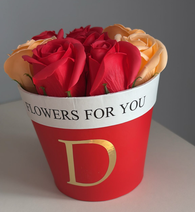 Aranjamente floral în cutie roșie, personalizat cu inițiala dorită, diverse modele [1]
