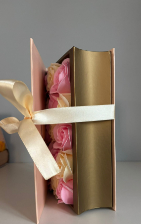 ARANJAMENTE FLORI - Carte cadou elegantă cu trandafiri roz și crem, decorată cu fundă satinată și personalizată cu inițiala dorită.