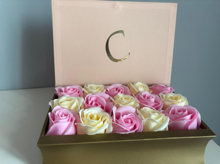 Carte cadou elegantă cu trandafiri roz și crem, decorată cu fundă satinată și personalizată cu inițiala dorită. [2]