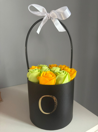 ARANJAMENTE FLORI - CUTIE ELEGANTA TIP COS CU TRANDAFIRI SAPUN, PERSONALIZATA CU INITIALA NUMELUI
