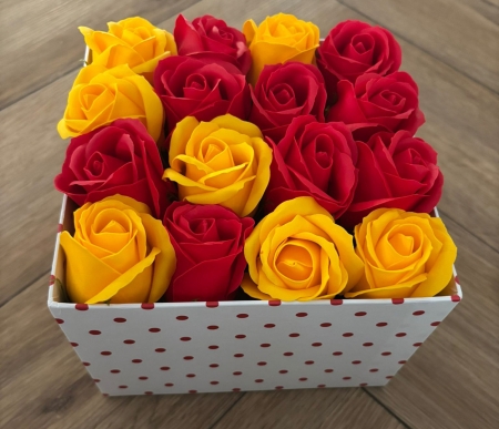 ARANJAMENTE FLORI - Aranjament floral decorativ în cutie cu buline