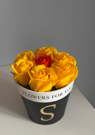 ARANJAMENTE FLORI - Aranjamente floral în cutie neagra, personalizat cu inițiala dorită, diverse modele