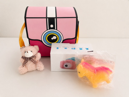 JUCARII - Set Cadou pentru Fetițe cu Aparat Foto, Ursuleț și Squishy Unicorn
