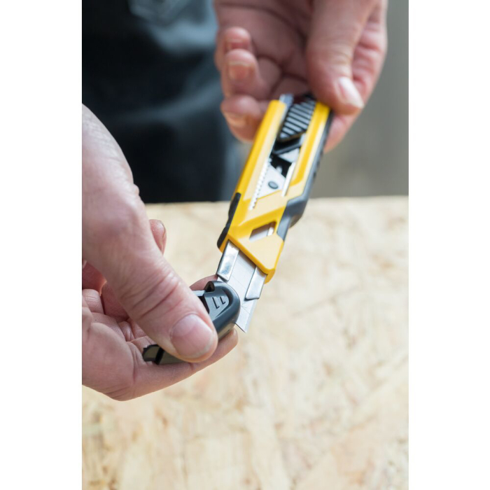 Stanley STHT10266-1, Cutter bimaterial cu blocare prin glisare, 175mm, + 3 lame segmentate 18mm [6]