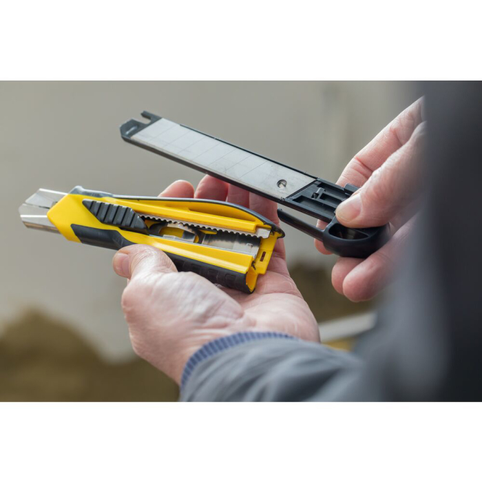 Stanley STHT10270-0, Cutter Air cu blocare automata + 3 lame segmentate 18mm [9]