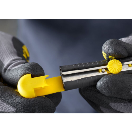 Stanley 1-10-409, Cutter DynaGrip, sistem de blocare a lamei cu rotita, 135mm + o lama segmentata 9mm [1]