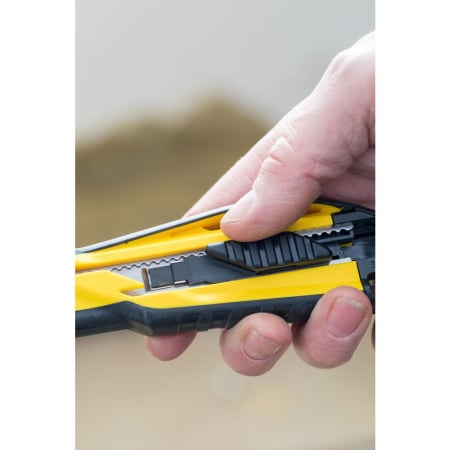 Stanley STHT10270-0, Cutter Air cu blocare automata + 3 lame segmentate 18mm [6]