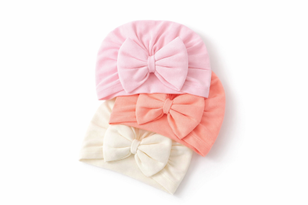 Produse - Căciuliță bebe cu fundă 0–6 luni | Roz, Roz Somon, Alb – Petino