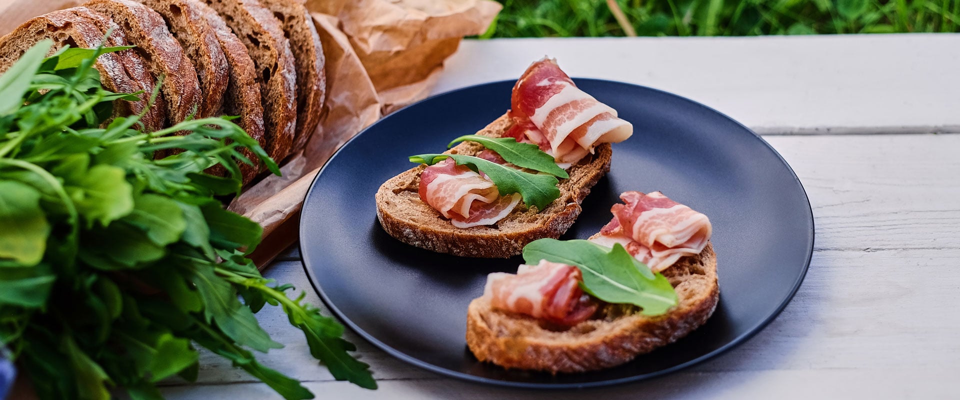 BRUSCHETTE CU PROSCIUTTO CRUDO