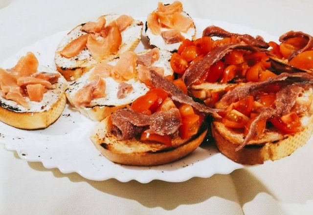 BRUSCHETTE CU ROSII [1]