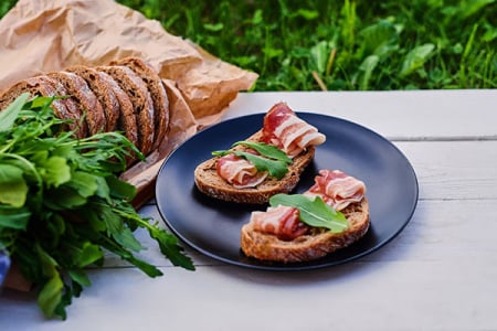 Antipaste si Salate - BRUSCHETTE CU PROSCIUTTO CRUDO