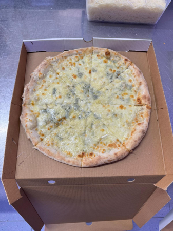 Pizza Pe Vatra - PIZZA QUATTRO FORMAGGI 42 cm (1000 gr)