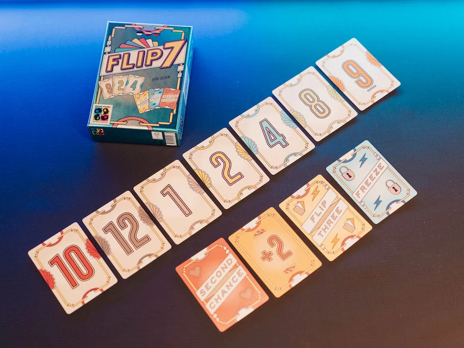 Flip 7 joc de carti push your luck in limba engleza - cutia jocului si cartile numerice cu modificatori [3]