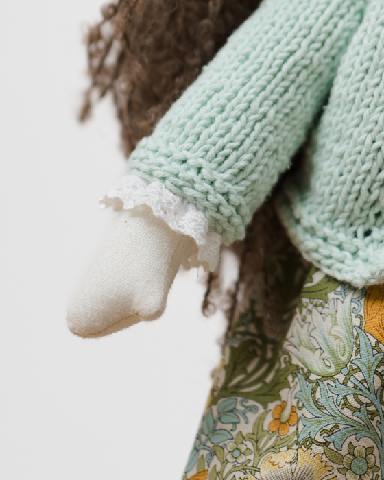 papusa-handmade-45cm-cardigan-tricotat-fustita-florala [5]