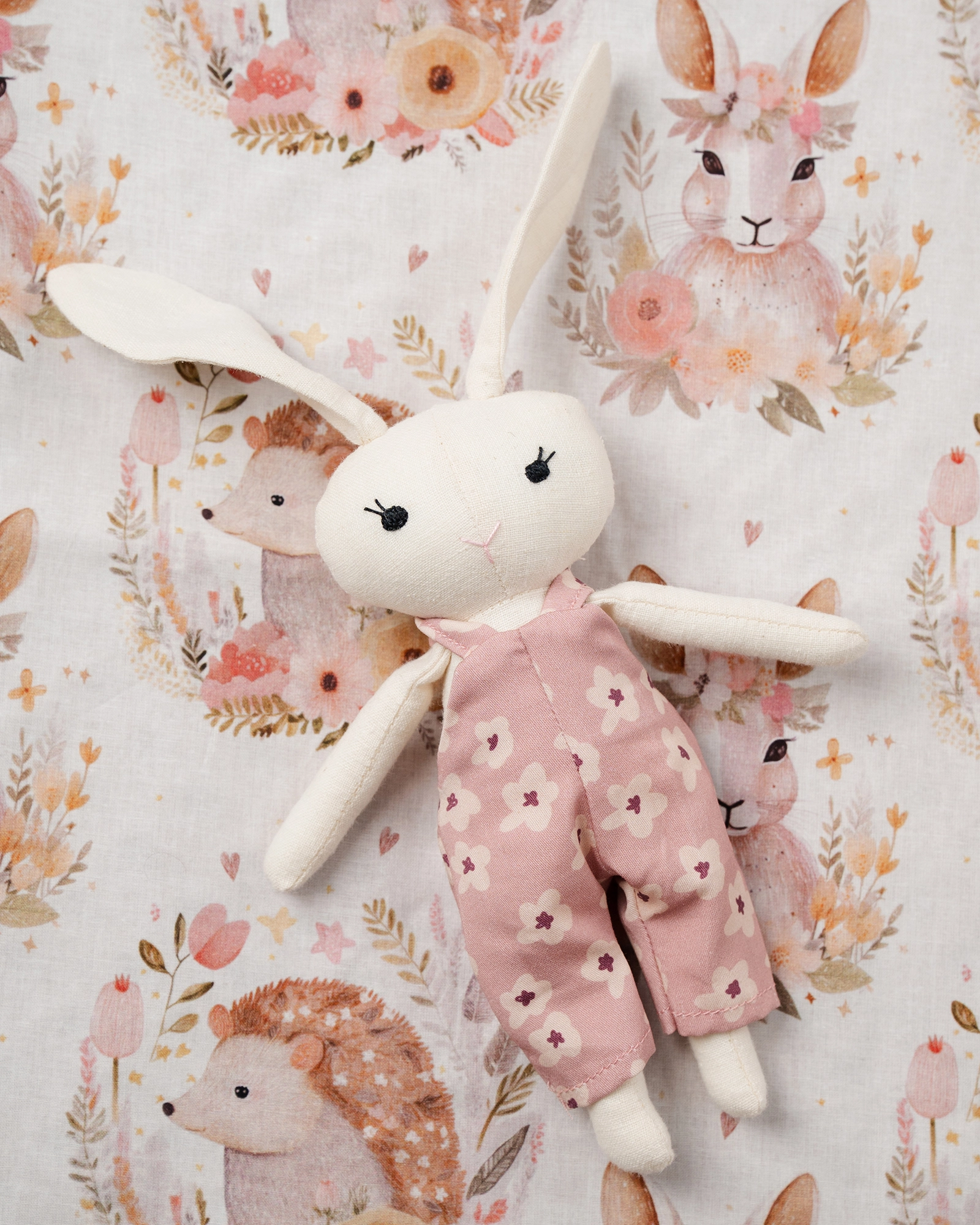 Set bebe cu păturică minky-poplin 70x100 cm și iepuraș textil handmade 22 cm roz [5]