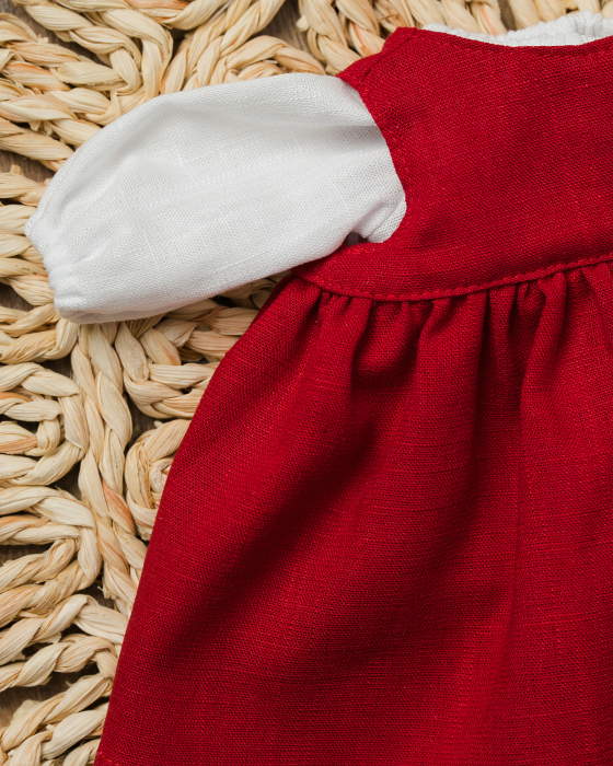 Set pentru păpuși din in – bluză albă și rochiță roșie cu capse [2]